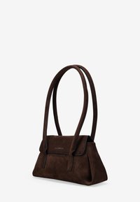 Bolso de ante marrón con forma estructurada, dos correas largas y cierre de solapa. Presenta costuras sutiles y un detalle de logo en relieve.