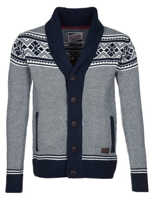 Cardigan tricoté bleu marine et blanc avec col châle, fermeture à boutons, motifs géométriques sur les épaules et deux poches avant.