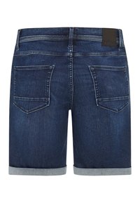 Shorts en denim bleu foncé avec un ourlet retroussé. Les caractéristiques incluent deux poches arrière et un patch logo sur la ceinture. Texture lisse.