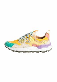 Sneaker multicolore con sezioni gialle, verdi, rosa e viola, realizzata in suede e rete, con suola in gomma testurizzata e lacci.