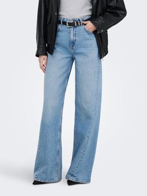 JDY JEANS MIT WEITEM BEIN JDYCARINA HOHE TAILLE WEITER BEINSCHNITT JEANS - Wide leg - light blue denim