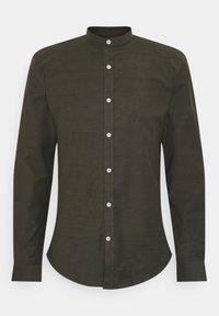 Camisa de manga larga verde oscuro con cuello alto, cierre frontal de botones y botones blancos. Textura suave y dobladillo curvado.