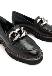 Melni ādas loafers ar teksturētu virsmu, ar sudraba ķēdes akcentu uz jostu un izturīgu, masīvu gumijas zoli.