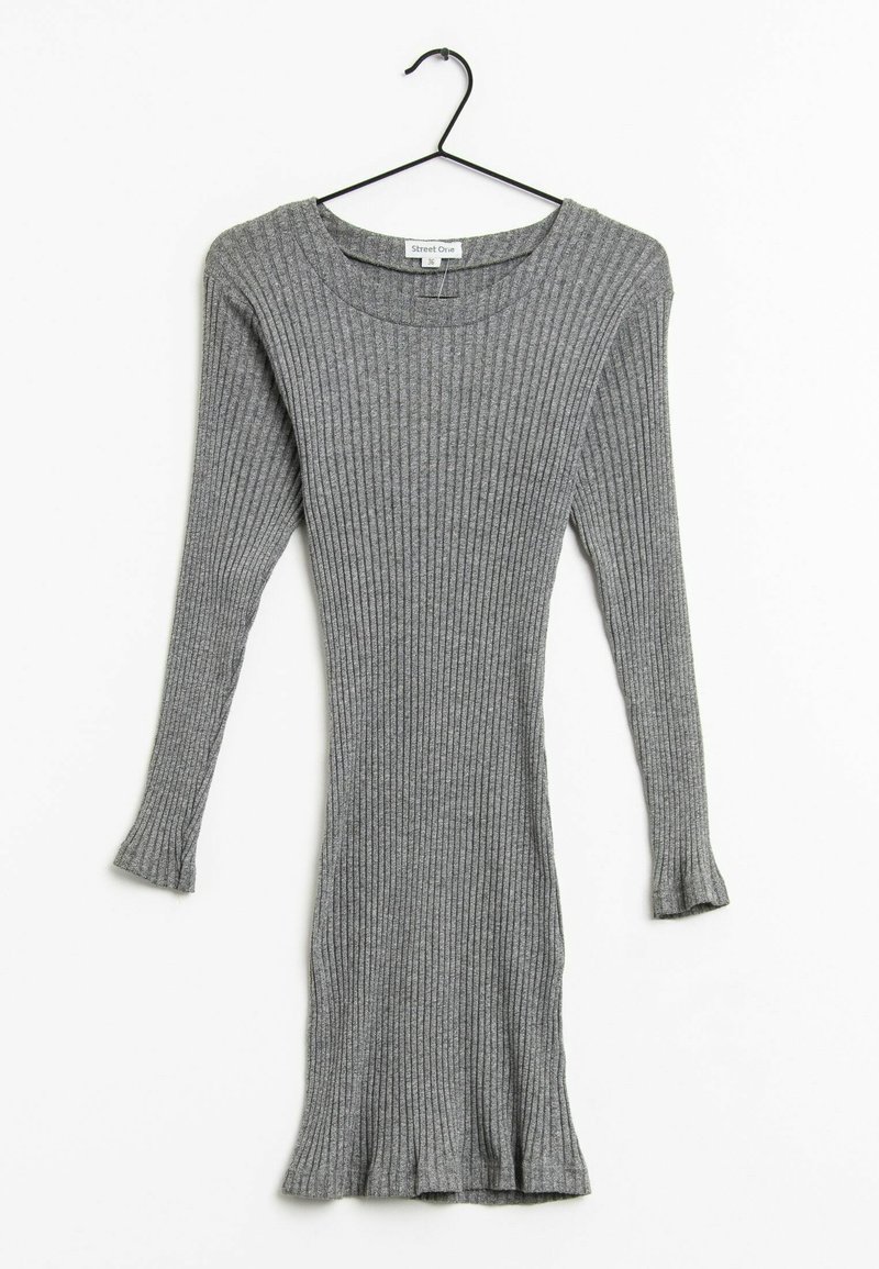 Robe gris côtelée en tricot à manches longues avec encolure ronde, suspendue à un cintre noir sur un fond blanc.