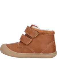 Bottines en cuir marron avec deux bandes Velcro, doublure intérieure douce, semelle en caoutchouc beige et détails cousus sur le dessus.