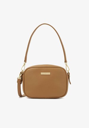Rechthoekige lichtbruine leren crossbodytas met gouden beslag en verstelbare riem, met een klein goud merklabel aan de voorkant.