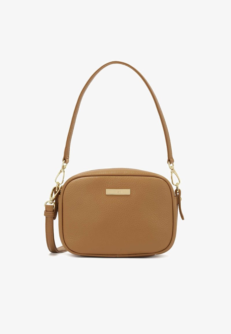 Sac bandoulière rectangulaire en cuir camel avec quincaillerie dorée et bandoulière réglable, avec une petite étiquette de marque dorée à l'avant.