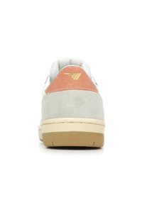Sneaker in suede grigio con un accento rosa sul tallone, caratterizzato da un dettaglio del logo dorato e una suola in gomma con battistrada testurizzato.