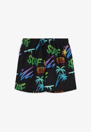 Czarne szorty kąpielowe z graficznym nadrukiem, na którym widnieje zielony napis "SURF", kolorowe palmy oraz akcenty w sprayu w kolorze niebieskim, pomarańczowym i purpurowym.