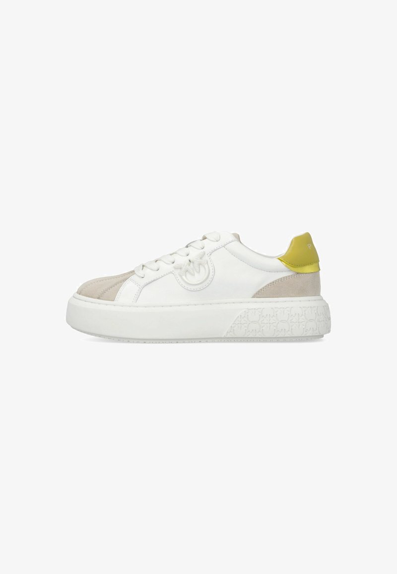 Zapatillas de cuero blanco con puntera de ante beige, suela blanca texturizada y un acento en el talón de color verde lima. Presentan un diseño con cordones y detalle del logotipo.