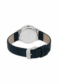 Rückansicht einer Armbanduhr mit silbernem Gehäuse, navyblauem strukturiertem Lederarmband und silberner Schnalle, die mit dem Markennamen JOOP! graviert ist.