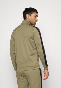 Under Armour TRACK SUIT SET - Fato de treino - tent/black