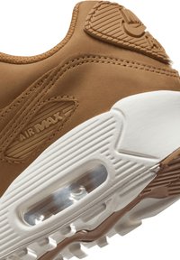 Air Max tenisice s gornjim dijelom od smeđeg kože, teksturiranim detaljima, bijelim gumenim međupodnožjem s vidljivim zračnim ovjenčanjem i uzorkovanim potplatom.