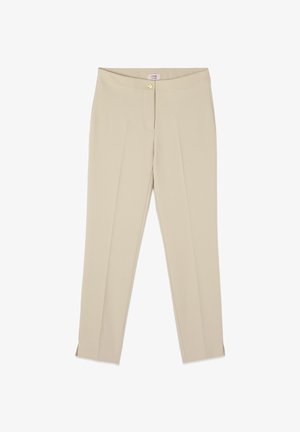 Beige smalle bukser med frontbøjning, sideslidser ved kanterne og guldknaplukning ved taljen.
