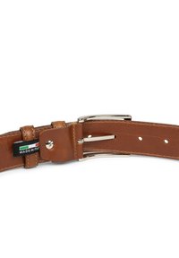 Ceinture en cuir marron avec une boucle en argent poli. Affiche une étiquette indiquant "Fabriqué en Italie" avec des coutures le long du bord.