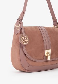 Borsa in suede e pelle color rosa antico, con chiusura in oro, anello decorativo e dettagli cuciti lungo i bordi.