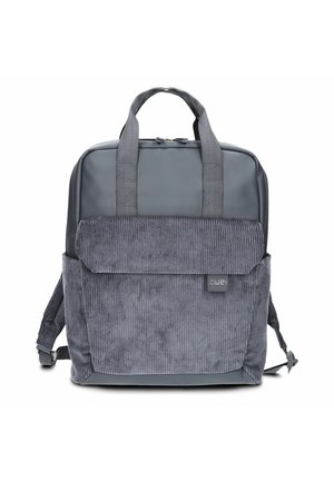 Mochila gris con bolsillo frontal texturizado, dos asas superiores, correas de hombro ajustables y cierre de cremallera, etiqueta frontal con la palabra "zwei".