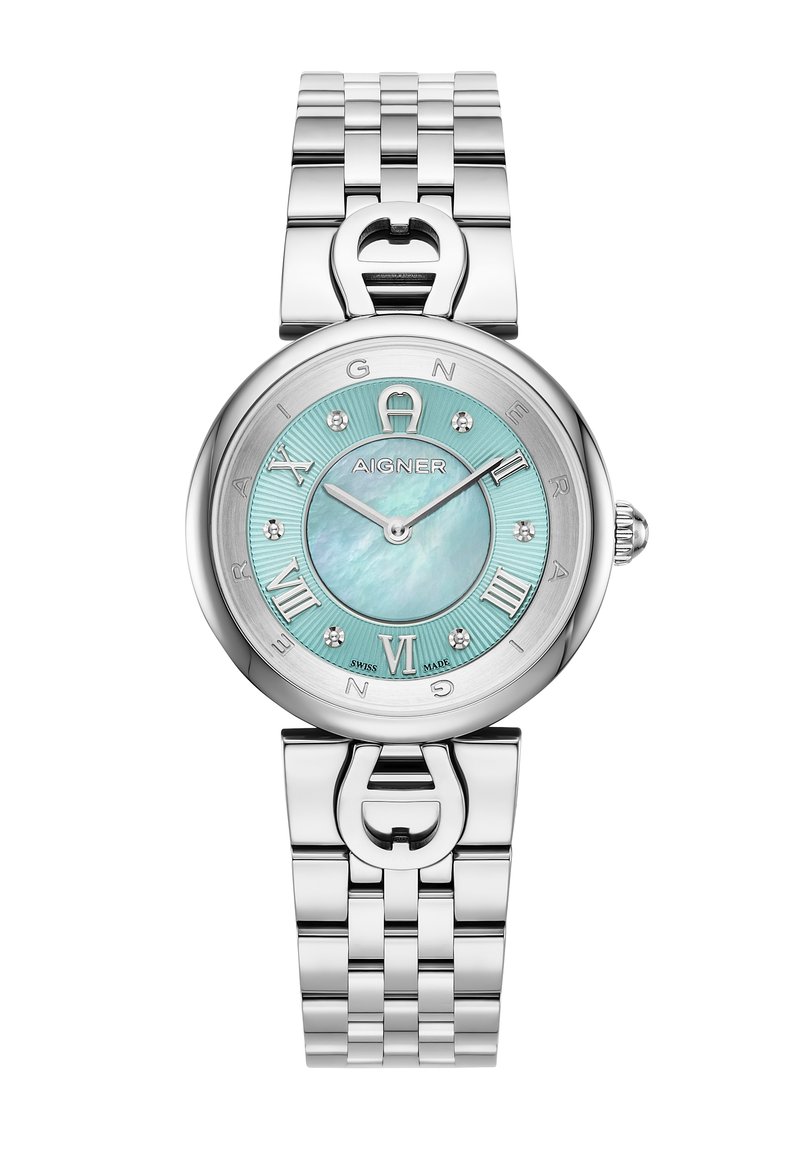 Silverfärgad metallklocka med rund urtavla, ljusblå pärlemor-urtavla, romerska siffror och diamantsmyckade markörer. Utrustad med en länkad armband.