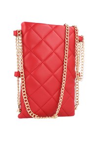 Borsa a tracolla in ecopelle trapuntata rossa con tracolla in catena dorata, forma rettangolare e superficie liscia. Presenta lunghezza della tracolla regolabile.