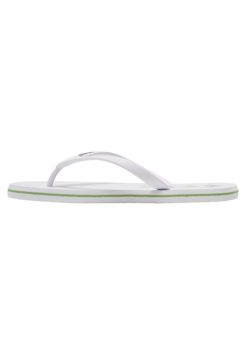 Vit flip-flop med en texturerad rem, grön kant och platt sula. Minimalistisk design med flexibelt gummi för komfort.