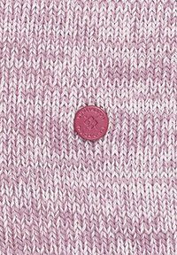 Zbliżenie różowo-białej dzianiny z małym, okrągłym bordowym guzikiem z wytłoczonym tekstem i dekoracyjnym symbolem.