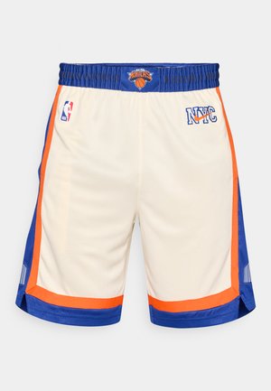 Košarkaške šortse u krem boji s plavim i narančastim akcentima. Imaju NBA logo, izvezeno "NYC" i kontrastne bočne pruge.