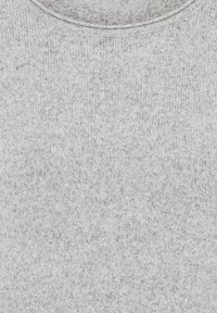 Grauer Strickpullover mit weicher Textur und klassischem Rundhalsausschnitt, der ein dezentes gesprenkeltes Muster aufweist.