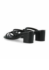 Zwarte open teen sandalen met meerdere dunne banden en een stevige vierkante hak. Het materiaal is glad, met een matte afwerking.