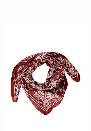 Rood-witte bandana met bloem- en ananaspatronen, losjes gevouwen in een driehoekige vorm op een witte achtergrond.