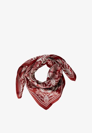 Rot-weißes Bandana mit floralen und Ananas-Mustern, locker zu einer dreieckigen Form gefaltet auf weißem Hintergrund.