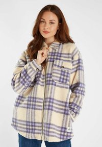 Crème fleece jack met paarse en blauwe ruitpatroon, ritssluiting en een borstzak, met een ronde kraag en een zachte textuur.