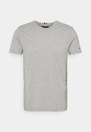 Lysegrå t-shirt med korte ærmer og rund hals, med subtilt Tommy Hilfiger-logo på venstre ærme og lodret branding nær højre sidesøm.