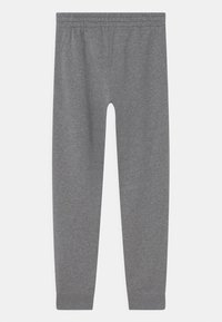 Grå sweatpants gjorda av mjukt material, med elastisk midjeresår, sidofickor och avsmalnande muddar vid anklarna.