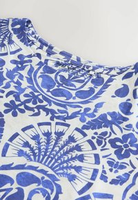 Next ROUND NECK CAP SLEEVE - REGULAR FIT - T-shirt med print - blue tile print