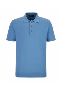 Polo bleu clair à manches courtes avec trois boutons, col et bas en côte, présenté sur un fond blanc uni.
