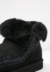Mou Kotníkové boty - black