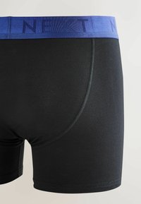 Boxeri negri pentru bărbați, cu o bandă albastră în talie pe care este imprimat numele brandului "NEXT" cu litere tonale.