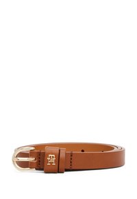 Bruine leren riem met een gouden metalen gesp. Bevat een logo-accent en nauwkeurige stiksels langs de randen. Gladde textuur.