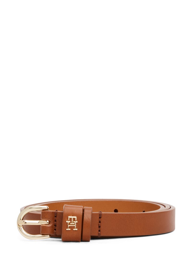 Bruine leren riem met een gouden metalen gesp. Bevat een logo-accent en nauwkeurige stiksels langs de randen. Gladde textuur.