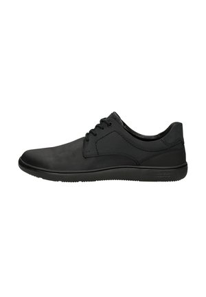 Czarne sznurowane buty wykonane z materiału syntetycznego, o gładkiej fakturze, zaokrąglonym czubku i elastycznej gumowej podeszwie z minimalnymi detalami.