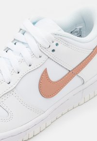 Nike Sportswear DUNK LOW - Sapatilhas - white/metallic red bronze/summit white