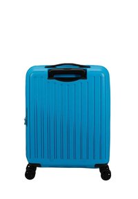 Valigia rigida blu con scanalature verticali, maniglia nera sulla parte superiore, quattro ruote nere per la mobilità e chiusura lampo.