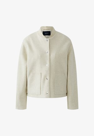 Wollen jack in roomkleur met een geribbelde kraag, drukknoopsluiting aan de voorkant en twee grote voorzakken.