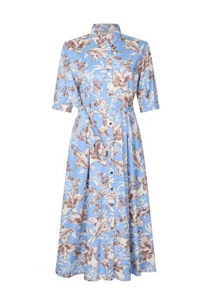 Robe midi bleu clair avec motif floral marron, manches courtes, boutonnée sur le devant, col et ceinture en tissu assorti à la taille.