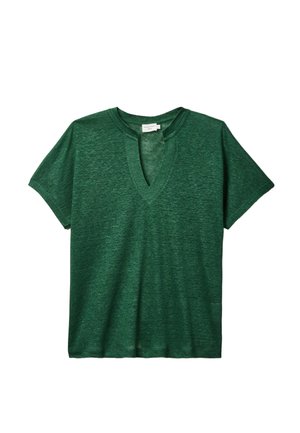 T-shirt vert à manches courtes avec un tissu texturé et une petite encoche en forme de V au niveau de l'encolure, présenté sur un fond blanc.