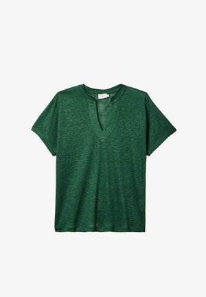 T-shirt vert à manches courtes avec un tissu texturé et une petite encoche en forme de V au niveau de l'encolure, présenté sur un fond blanc.
