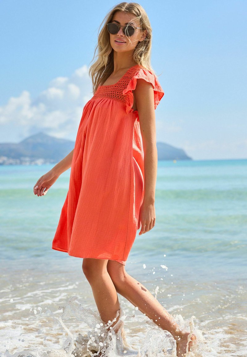 Next SQUARE NECK CROCHET FLUTTER SLEEVE TALL - REGULAR FIT - Denní šaty - coral pink