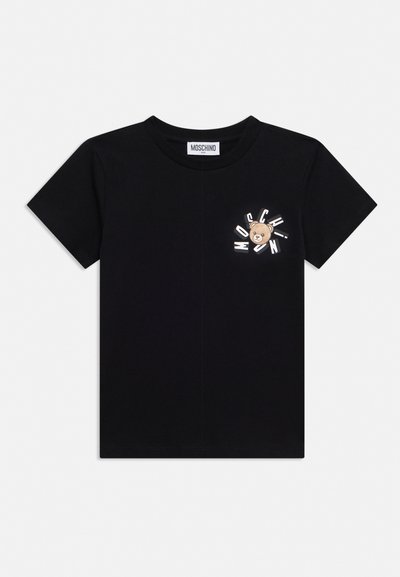 Czarny dziecięcy t-shirt z krótkim rękawem i okrągłym dekoltem, z małym logo Moschino przedstawiającym misia i rozrzucone białe litery na lewej piersi.