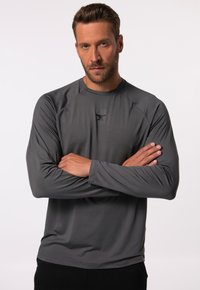 Graues Langarm-Sportshirt mit Rundhalsausschnitt, aus feuchtigkeitsableitendem Material, mit einem Logo auf der Brust und einer figurbetonten Passform.