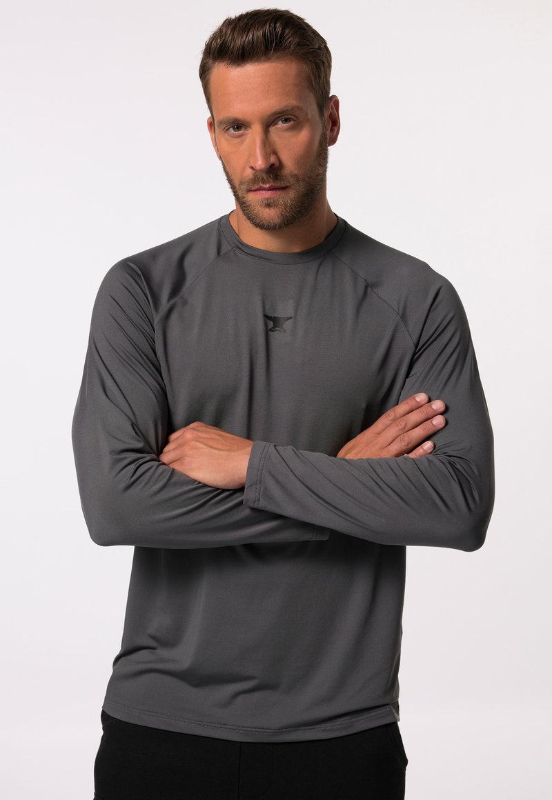 Graues Langarm-Sportshirt mit Rundhalsausschnitt, aus feuchtigkeitsableitendem Material, mit einem Logo auf der Brust und einer figurbetonten Passform.